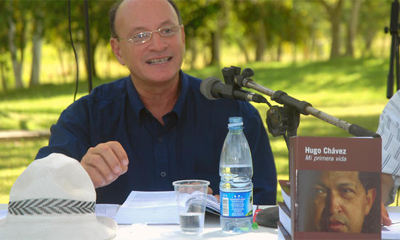 El escritor Eliel Gómez Martínez durante la presentación de la edición cubana del libro Hugo Chávez. Mi primera vida, del periodista y escritor Ignacio Ramonet, en el Museo Conjunto Histórico de Birán, en el municipio de Cueto, provincia de Holguín, Cuba, el 13 de agosto de 2014. AIN FOTO/Juan Pablo CARRERAS