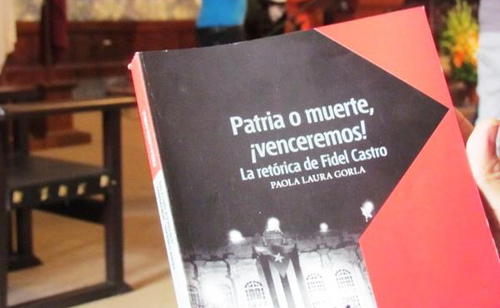 El libro analiza desde la retórica el valor literario intrínseco en la oratoria de Fidel. Foto: Armando Javier Díaz/AIN Presentan en el Aula Magna de la Universidad el libro Patria o Muerte, ¡Venceremos!, La retórica de Fidel Castro, de la profesora italiana Paola Laura Gorla, en La Habana, Cuba, el 17 de noviembre de 2014. AIN FOTO/Armando JAVIER DÍAZ
