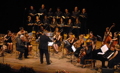 Misa Cubana a la Virgen de la Caridad del Cobre, compuesta y dirigida por José María Vitier (C), interpretada por la Orquesta de Cámara de La Habana junto al coro Exaudi, en el Teatro Tunas, de la ciudad de Las Tunas, Cuba, el 5 de mayo de 2015. AIN FOTO/Yaciel PEÑA DE LA PEÑA Misa Cubana a la Virgen de la Caridad del Cobre, compuesta y dirigida por José María Vitier (C), interpretada por la Orquesta de Cámara de La Habana junto al coro Exaudi, en el Teatro Tunas, de la ciudad de Las Tunas, Cuba, el 5 de mayo de 2015. AIN FOTO/Yaciel PEÑA DE LA PEÑA
