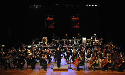 La Orquesta Sinfónica Nacional, dirigida por el maestro Guido López-Gavilán (C), durante la gala de clausura de la XVIII Feria Internacional Cubadisco, efectuada en la sala Covarrubias del Teatro Nacional de Cuba, en La Habana, el 25 de mayo de 2014. AIN FOTO/Omara GARCÍA MEDEROS