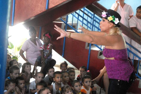 Participante de Palabra Viva en un intercambio con niños, con motivo del IX Festival de Narración Oral Palabra Viva dedicado a África y Haití, en Las Tunas, Cuba, el 9 de octubre de 2014. AIN FOTO/ Yaciel PEÑA DE LA PEÑA