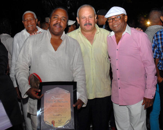 Las orquestas Aragón y Adalberto Álvarez y su Son recibieron la réplica del escudo de la provincia de Camagüey y la distinción Espejo de Paciencia. Foto: Rodolfo Blanco Cué/AIN Jorge Luis Tapia (C), Primer Secretario del Partido Comunista de Cuba (PCC), en la provincia, junto a losl maestros Rafael Lay (I) y Adalberto Álvarez (D), durante la ceremonia de entrega de reconocimientos a las populares Orquestas Aragón y Adalberto Álvarez y su Son, en el Parque Ignacio Agramonte de la ciudad de Camagüey, Cuba, el 14 de noviembre de 2014. AIN FOTO/ Rodolfo BLANCO CUÉ
