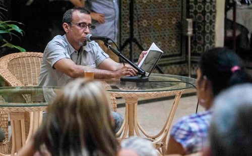 El escritor cubano Rogelio Riverón (I), durante la presentación de su novela "El Tigre y la Mansedumbre", en el Hotel Inglaterra, en La Habana, Cuba, el 14 de enero de 2015. AIN FOTO/Abel ERNESTO El escritor cubano Rogelio Riverón (I), durante la presentación de su novela "El Tigre y la Mansedumbre", en el Hotel Inglaterra, en La Habana, Cuba, el 14 de enero de 2015. AIN FOTO/Abel ERNESTO