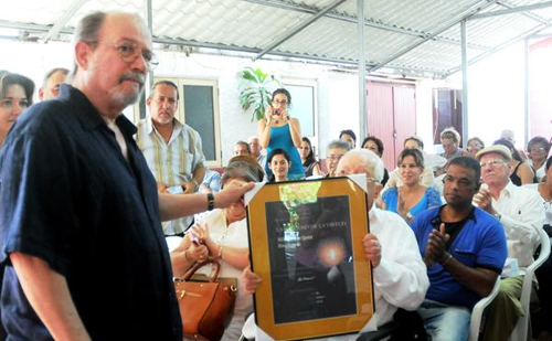 El Dr. Armando Hart (C sentado), Director de la Oficina del Programa Martiano, hace entrega al cantautor Silvio Rodríguez Domínguez (I), de la Distincion Utilidad de la Virtud, en la Sede de la Sociedad Cultural José Martí (SCJM), en La Habana, Cuba, el 11 de marzo de 2015, en la gala dedicada al Día de la Prensa Cubana que se celebra el 14 de marzo. AIN FOTO/Oriol de la Cruz ATENCIO El Dr. Armando Hart (C sentado), Director de la Oficina del Programa Martiano, hace entrega al cantautor Silvio Rodríguez Domínguez (I), de la Distincion Utilidad de la Virtud, en la Sede de la Sociedad Cultural José Martí (SCJM), en La Habana, Cuba, el 11 de marzo de 2015, en la gala dedicada al Día de la Prensa Cubana que se celebra el 14 de marzo. AIN FOTO/Oriol de la Cruz ATENCIO