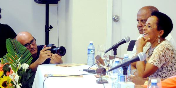 La cantante peruana Susana Baca (D), Interprete, Compositora e Investigadora, responde las preguntas, durante la Conferencia de Prensa sobre el próximo Encuentro Voces Populares que se celebrará del 13 al 19 del presente mes, realizada en el Hotel Capri, en La Habana Cuba, el 14 de octubre de 2014 susana_baca.jpg