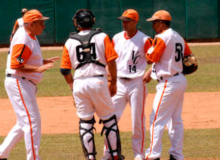 Villa Clara rompió el maleficio de ocho derrotas consecutivas ante Matanzas, en campeonatos cubanos de béisbol, al obtener este miércoles cerrada victoria de dos anotaciones por una.