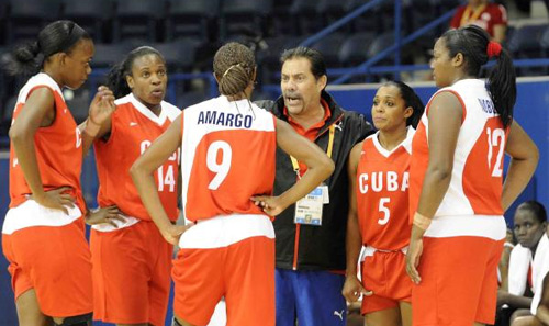 Alberto Zabala (C), director técnico del equipo de baloncesto cubano, instruye a sus jugadoras, en los XVII Juegos Panamericanos, en la ciudad de Toronto, Canadá, el 17 de julio de 2015. AIN FOTO/ Roberto MOREJÓN RODRÍGUEZ Alberto Zabala (C), director técnico del equipo de baloncesto cubano, instruye a sus jugadoras, en los XVII Juegos Panamericanos, en la ciudad de Toronto, Canadá, el 17 de julio de 2015. AIN FOTO/ Roberto MOREJÓN RODRÍGUEZ