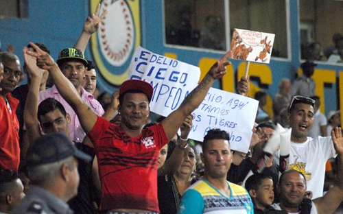 Alegría en las gradas por la victoria de Ciego de Ávila sobre Granma en el cuarto partido de la semifinal del play off de 54 Serie Nacional de Béisbol, que se juega en el estadio José Ramón Cepero de Ciego de Ávila, el 30 de marzo de 2015. AIN FOTO/ Oscar ALFONSO SOSA Alegría en las gradas por la victoria de Ciego de Ávila sobre Granma en el cuarto partido de la semifinal del play off de 54 Serie Nacional de Béisbol, que se juega en el estadio José Ramón Cepero de Ciego de Ávila, el 30 de marzo de 2015. AIN FOTO/ Oscar ALFONSO SOSA