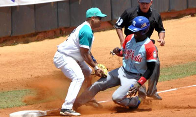 El avileño Yoelvis Fiss (D) y el pinero Michel Enriquez (I), en una jugada en tercera base, durante el tercer encuentro del play off final entre los equipos Piratas, de Isla de la Juventud, y los Tigres, de Ciego de Ávila, en el estadio Cristóbal Labra, del municipio especial Isla de la Juventud, el 6 de abril de 2015. AIN FOTO beisbol_isla_ciego.jpg