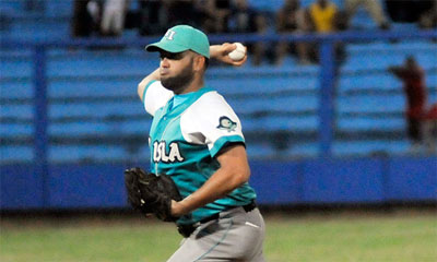 Otra vez Danny Aguilera, con un buen relevo, aseguró el trascendental éxito de los Piratas. beisbol_isla_juventud_4.jpg