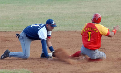 Jugada en segunda base, en el Juego de las Estrellas entre los equipos de Occidentales y Orientales, celebrado en el Estadio Mártires de Barbados de la ciudad de Bayamo, provincia Granma. beisbol_juego_estrellas.jpg