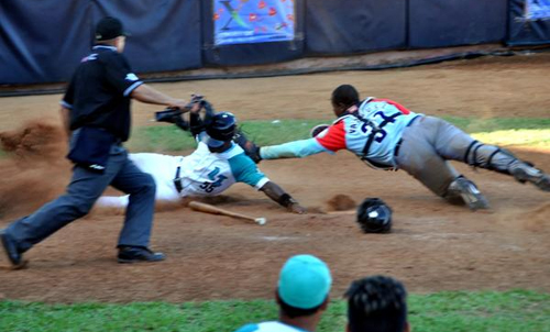 El receptor avileño Osvaldo Vázquez (D), y el pinero Julio Pablo Martinez, durante la polémica jugada en home, que dio la victoria a los Piratas de la Isla de la Juventud y empataron a 2 la serie en la gran final de la pelota cubana, frente a los Tigres de Ciego de Ávila, en el estadio Cristóbal Labra, del Municipio Especial Isla de la Juventud, el 7 de abril de 2015. AIN FOTO/Marcelino VAZQUEZ HERNANDEZ El receptor avileño Osvaldo Vázquez (D), y el pinero Julio Pablo Martinez, durante la polémica jugada en home, que dio la victoria a los Piratas de la Isla de la Juventud y empataron a 2 la serie en la gran final de la pelota cubana, frente a los Tigres de Ciego de Ávila, en el estadio Cristóbal Labra, del Municipio Especial Isla de la Juventud, el 7 de abril de 2015. AIN FOTO/Marcelino VAZQUEZ HERNANDEZ
