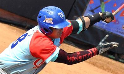 El avileño Yenier Pérez, durante el quinto juego de la final de la 54 Serie Nacional de Béisbol, entre los equipos de los Tigres de Ciego de Ávila y los Piratas de Isla de la Juventud en el estadio Cristóbal Labra, del Municipio Especial Isla de la Juventud, el 8 de abril de 2015. AIN FOTO ciego_de_avila.jpg