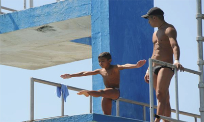 cliff-diving El brasileño Jucelino Junior (D), invitado a la Serie Mundial de Cliff Diving, junto a Carlos David Ramos, campeón provincial pioneril, durante un entrenamientoen el tanque de clavados de la Ciudad Deportiva, en La Habana, Cuba, el 9 de mayo de 2014. AIN FOTO/Omara GARCÍA MEDEROS