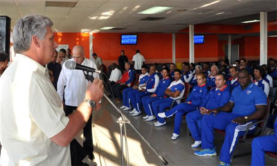 Miguel Díaz -Canel Bermúdez(I), miembro del Buró Político y Primer vicepresidente de los Consejos de Estado y de Ministros,despidió a la avanzada de la delegación cubana, integrada por 352 deportistas, que participaran en los XXII Juegos Centroamericanos y del Caribe, que se celebraran en Veracruz, México, en la Terminal 5 del aeropuerto Internacional José Martí delegación_cubana2.jpg