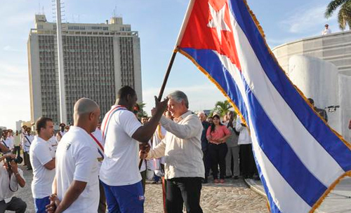 Miguel Díaz-Canel Bermúdez (C der), Primer Vicepresidente de los Consejos de Estado y de Ministros de Cuba, entregó al pentacampeón mundial Mijaín López (C izq.), la bandera nacional que acompañará a la delegación de la isla a los XVII Juegos Panamericanos en Toronto, Canadá, durante el acto de abanderamiento, efectuado en el Memorial José Martí, en La Habana, el 22 de junio de 2015. AIN FOTO/Marcelino VÁZQUEZ HERNÁNDEZ Miguel Díaz-Canel Bermúdez (C der), Primer Vicepresidente de los Consejos de Estado y de Ministros de Cuba, entregó al pentacampeón mundial Mijaín López (C izq.), la bandera nacional que acompañará a la delegación de la isla a los XVII Juegos Panamericanos en Toronto, Canadá, durante el acto de abanderamiento, efectuado en el Memorial José Martí, en La Habana, el 22 de junio de 2015. AIN FOTO/Marcelino VÁZQUEZ HERNÁNDEZ