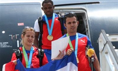 Encabezados por Eglys de la Cruz y Reynier Estopiñán hoy arribaron 123 atletas tras competir exitosamente en los XVII Juegos Panamericanos de Toronto. deportistas_cuba.jpg