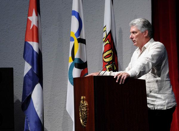 Miguel Díaz-Canel Bermúdez, miembro del Buró Político del Partido Comunista de Cuba y Primer Vicepresidente de los Consejos de Estado y de Ministros, interviene durante el encuentro sostenido con la delegación de la isla a los XVII Juegos Panamericanos, efectuado en la Sala Universal de las Fuerzas Armadas Revolucionarias (FAR), en La Habana, el 22 de junio de 2015. AIN FOTO/Roberto MOREJÓN RODRÍGUEZ