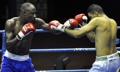 Erislandy Savon (I) , de los Domadores de Cuba durante el combate en la división de 91 Kg, en la V Serie Mundial de Boxeo, en el Coliseo de la Ciudad Deportiva, en La Habana, el 16 de enero de 2015. AIN FOTO domadores_boxeo.jpg