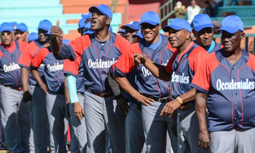 Juego entre los veteranos de Orientales y Occidentales, y las pruebas de habilidades, en el estadio Julio Antonio Mella, en la provincia de Las Tunas, el 12 de diciembre de 2015. ACN FOTO/Marcelino VÁZQUEZ HERNÁNDEZ Juego entre los veteranos de Orientales y Occidentales, y las pruebas de habilidades, en el estadio Julio Antonio Mella, en la provincia de Las Tunas, el 12 de diciembre de 2015. ACN FOTO/Marcelino VÁZQUEZ HERNÁNDEZ
