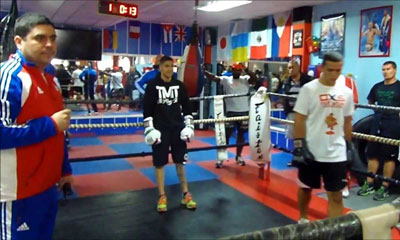 Atletas en activo, glorias y entrenadores coincidieron en resaltar que el gesto deviene reconocimiento y multiplica el compromiso de seguir siendo fieles a la tradición del centro. escuela_boxeo.jpg
