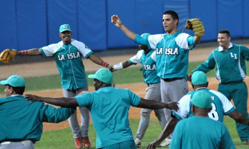 El lanzador derecho pinero Héctor Manuel Mendoza, y su equipo celebran la victoria, durante el sexto encuentro del play off final, entre los equipos de los Tigres de Ciego de Ávila y los Piratas de Isla de la Juventud, en la 54 Serie Nacional de Béisbol, en el estadio José Ramón Cepero, en la capital avileña, el 10 de abril de 2015. AIN FOTO/Marcelino VáZQUEZ HERNÁNDEZ El lanzador derecho pinero Héctor Manuel Mendoza, y su equipo celebran la victoria, durante el sexto encuentro del play off final, entre los equipos de los Tigres de Ciego de Ávila y los Piratas de Isla de la Juventud, en la 54 Serie Nacional de Béisbol, en el estadio José Ramón Cepero, en la capital avileña, el 10 de abril de 2015. AIN FOTO/Marcelino VáZQUEZ HERNÁNDEZ