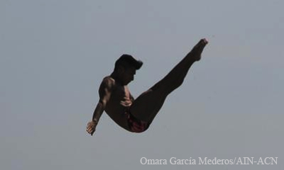 El mexicano Jonathan Paredes, durante la ronda clasificatoria de la sexta temporada de la Serie Mundial de Cliff Diving, con sede en el Castillo del Morro, de La Habana, Cuba, el 9 de mayo de 2014. AIN FOTO/Omara GARCÍA MEDEROS