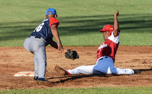 Wilber de Armas, de Occidentales, pone out en segunda base a Jorge Hierrezuelo, de Orientales, durante el juego entre los dos equipos de veteranos, en el estadio Julio Antonio Mella, en la provincia de Las Tunas, el 12 de diciembre de 2015. ACN FOTO/Marcelino VÁZQUEZ HERNÁNDEZ Wilber de Armas, de Occidentales, pone out en segunda base a Jorge Hierrezuelo, de Orientales, durante el juego entre los dos equipos de veteranos, en el estadio Julio Antonio Mella, en la provincia de Las Tunas, el 12 de diciembre de 2015. ACN FOTO/Marcelino VÁZQUEZ HERNÁNDEZ