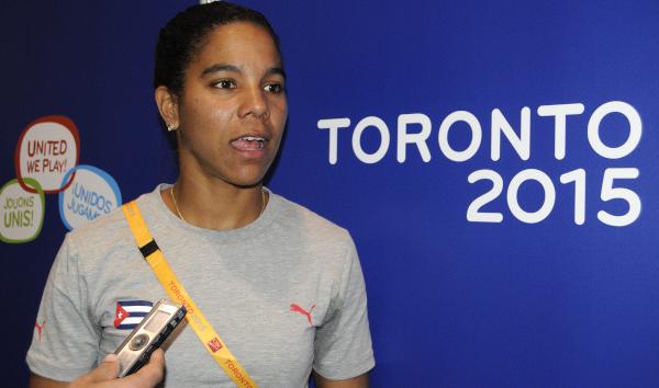 Lisandra Guerra, ciclista cubana, brinda declaraciones a la prensa de Cuba durante su visita al centro de prensa de los XVII Juegos Panamericanos de Toronto, Canadá, el 19 de julio de 2015. AIN FOTO/ Roberto MOREJÓN RODRÍGUEZ