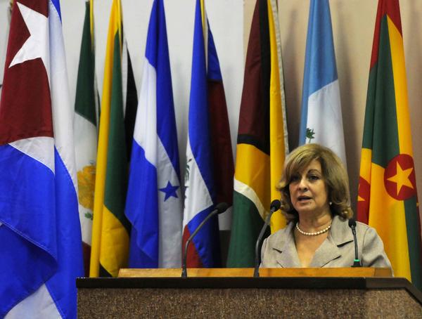 María Esther Reus, Ministra de Justicia, durante su intervención en la inauguración del XXVIII Encuentro Latinoamericano de Consulta Registral, realizado en el Palacio de Convencione de La Habana, Cuba, el 8 de junio de 2015. AIN FOTO/ Abel PADRÓN PADILLA