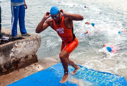 Encabezado por Michel González, un grupo de cuatro triatletas cubanos partirán este domingo hacia República Dominicana, para realizar una base de entrenamiento e intervenir en el I Triatlón Internacional de Santo Domingo. Encabezado por Michel González, un grupo de cuatro triatletas cubanos partirán este domingo hacia República Dominicana, para realizar una base de entrenamiento e intervenir en el I Triatlón Internacional de Santo Domingo.
