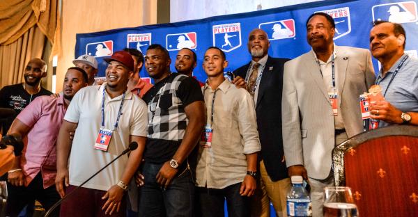 Jugadores y representantes de las Grandes Ligas de Estados Unidos y la Asociación de Jugadores de esa organización, durante la conferencia de prensa, en el Salón Vedado del Hotel Nacional, en La Habana, el 15 de diciembre de 2015. ACN FOTO/Marcelino VAZQUEZ HERNANDEZ/ mlb8.jpg