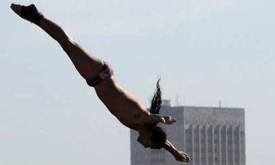 El colombiano Orlando Duque, durante la sesión de prácticas de la sexta temporada de la Serie Mundial de Cliff Diving, con sede en el Castillo del Morro, de La Habana, Cuba, el 8 de mayo de 2014. AIN FOTO/Omara GARCÍA MEDEROS
