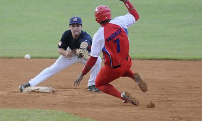 Tope de béisbol entre los equipos de Estados Unidos y Cuba en su cuarto enfrentamiento, realizado en el estadio Capitán San Luís de la ciudad de Pinar del Río, el 26 de julio de 2014. AIN FOTO/Abel PADRÓN PADILLA