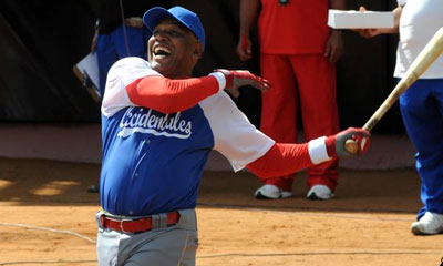 Víctor Mesa, mentor del equipo de Matanzas, durante una exhibición en las pruebas de jonrones, en el Juego de las Estrellas en la 53 Serie Nacional de Béisbol, en el estadio Cristóbal Labra, del municipio especial Isla de la Juventud, con motivo de la celebración del Juego de las estrellas.AIN FOTO victor_mesa.jpg