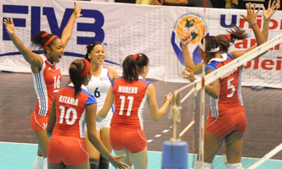 Aidachi, con los brazos en alto, también celebró hoy sus 16 abriles. voleibol_femenino_copa.jpg