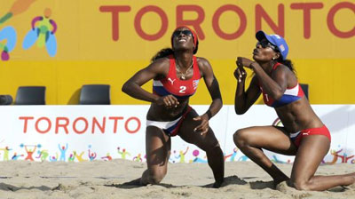 Pese a caer en la final ante las argentinas Ana Gallay y Georgiana Klug, con tanteadores de 17-21, 21-19 y 7-15, y perder su invicto en el torneo, las cubanas no escondieron la satisfacción de incluirse en el podio de la cita continental. AIN FOTO voleibol_playa_toronto1.jpg