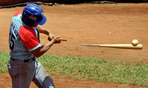 El avileño Yorbis Borroto conecto un cuadrangular, durante el quinto juego de la final de la 54 Serie Nacional de Béisbol, entre los equipos de los Tigres de Ciego de Ávila y los Piratas de Isla de la Juventud, en el estadio Cristóbal Labra, del Municipio Especial Isla de la Juventud, el 8 de abril de 2015. AIN FOTO/Marcelino VÁZQUEZ HERNANDEZ El avileño Yorbis Borroto conecto un cuadrangular, durante el quinto juego de la final de la 54 Serie Nacional de Béisbol, entre los equipos de los Tigres de Ciego de Ávila y los Piratas de Isla de la Juventud, en el estadio Cristóbal Labra, del Municipio Especial Isla de la Juventud, el 8 de abril de 2015. AIN FOTO/Marcelino VÁZQUEZ HERNANDEZ
