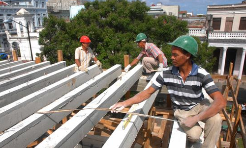 Foto: Modesto Gutiérrez Cabo/AIN Profesionales de una Cooperativa Constructora, realizan labores de reconstrucción a una vivienda particular, en el Centro Histórico Urbano de Cienfuegos, Cuba, el 30 de junio de 2014. AIN FOTO/Modesto GUTIÉRREZ CABO