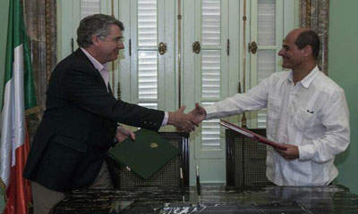 Rogelio Sierra Diaz (D), Viceministro cubano de Relaciones Exteriores, junto a Nial Burguess, Secretario General del Ministerio de Relaciones Exteriores Y Comercio de Irlanda, se intercambian documento tras la firma de un Memorando de Entendimiento entre ambos ministerios, en la sede de la cancillería cubana, en La Habana, el 16 de abril de 2015. AIN FOTO/Abel ERNESTO cuba_irlandaa.jpg