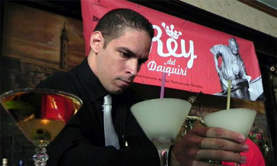 Marlon Viera, bartender de la Compañía Turística Habaguanex, ganador de la corona en la VI edición del Rey del Daiquirí, con motivo del aniversario 197 del restaurante Floridita y el 115 del nacimiento del Premio Nobel de Literatura Ernest Hemingway, en La Habana, Cuba, el 10 de julio de 2014. AIN FOTO/Tony HERNÁNDEZ MENA Marlon Viera, bartender de la Compañía Turística Habaguanex, ganador de la corona en la VI edición del Rey del Daiquirí, con motivo del aniversario 197 del restaurante Floridita y el 115 del nacimiento del Premio Nobel de Literatura Ernest Hemingway, en La Habana, Cuba, el 10 de julio de 2014. AIN FOTO/Tony HERNÁNDEZ MENA
