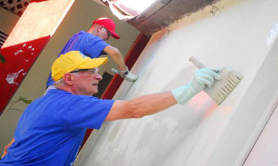 Activistas solidarios, integrantes de la XXXIV Brigada de Trabajo Voluntario Giovanni Ardizzone, de Italia, en el proceso de rehabilitación constructiva del Centro Provincial de Atención y Educación al Diabético, en Las Tunas, Cuba, el 15 de abril de 2015. AIN FOTO/ Yaciel PEÑA DE LA PEÑA activistas_italianos.jpg