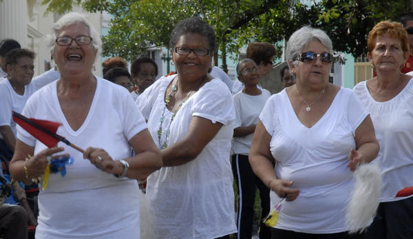 Ancianos de diferentes Círculos de Abuelos, durante el Festival de Composiciones Gimnásticas del Adulto Mayor en áreas del parque Leoncio Vidal, en la ciudad de Santa Clara, Villa Clara, Foto:Arelys María Echevarría