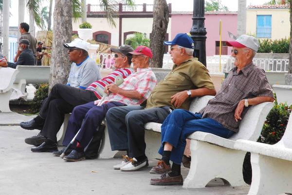 Ancianos en el parque Vicente García, en la oriental provincia de Las Tunas, Foto: Yaciel Peña