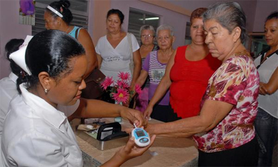 Entre las acciones que se acometen para enfrentar la enfermedad se encuentra la práctica voluntaria de glicemias capilares a los pobladores para detectar nuevos casos. / Foto: Armando Ernesto CONTRERAS TAMAYO glucomtero_cuba1.jpg