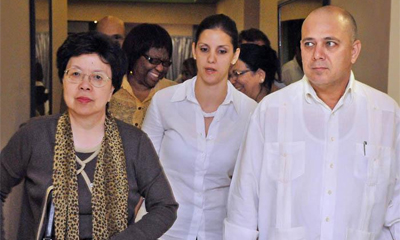 El ministro de Salud Pública, Roberto Morales Ojeda, recibió en el Aeropuerto Internacional José Martí a Margaret Chan (izquierda), directora general de la Organización Mundial de la Salud. Foto: Jorge Luis González/Periódico Granma El ministro de Salud Pública, Roberto Morales Ojeda, recibió en el Aeropuerto Internacional José Martí a Margaret Chan (izquierda), directora general de la Organización Mundial de la Salud. Foto: Jorge Luis González/Periódico Granma