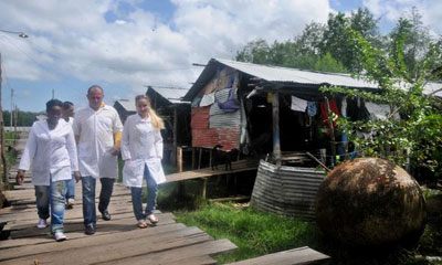 Colaboradores de la Misión Médica Cubana en Venezuela, recorren el poblado de la etnia warao en el municipio Pedernales, en el estado Deltamacuro. 16 de abril de 2015.AIN FOTO/Omara GARCÍA MEDEROS medicos_barrio_adentro.jpg