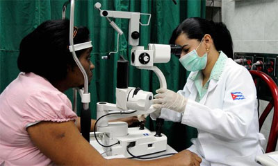 La Dra. Irilis Rodríguez Mendoza (D), especialista en oftalmología, atiende a una paciente en la línea preoperatoria, del Centro Oftalmológico, Dr. Ernesto Ché Guevara, ubicado en la Parroquia El Recreo del municipio Libertador, en el distrito Metropolitano de Caracas medicos_cubanos_venezuela.jpg