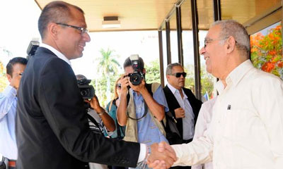 Jorge Glas Espinel (I), Vicepresidente de la República del Ecuador, es recibido por el Dr. Jorge Mayo (D), representante permanente del Grupo de las Industrias Biotecnológica y Farmacéuticas, (BioCubaFarma) en Ecuador, durante su visita al Centro de Ingeniería Genética y Biotecnología de Cuba (CIGB), en La Habana, el 10 de julio de 2014. AIN FOTO/Roberto MOREJON RODRIGUEZ Jorge Glas Espinel (I), Vicepresidente de la República del Ecuador, es recibido por el Dr. Jorge Mayo (D), representante permanente del Grupo de las Industrias Biotecnológica y Farmacéuticas, (BioCubaFarma) en Ecuador, durante su visita al Centro de Ingeniería Genética y Biotecnología de Cuba (CIGB), en La Habana, el 10 de julio de 2014. AIN FOTO/Roberto MOREJON RODRIGUEZ