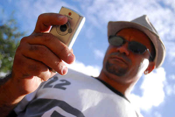 Joven en el uso del teléfono celular, en Las Tunas, Cuba. AIN FOTO/Yaciel PEÑA DE LA PEÑA/